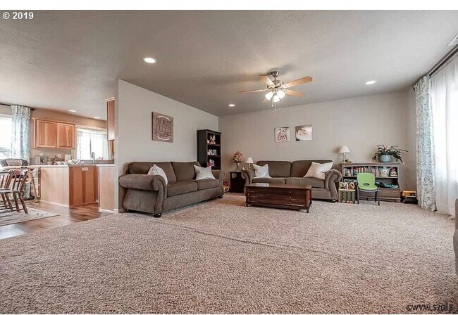 Building Photo - 3 bedroom Home in a desirable neighborhood...