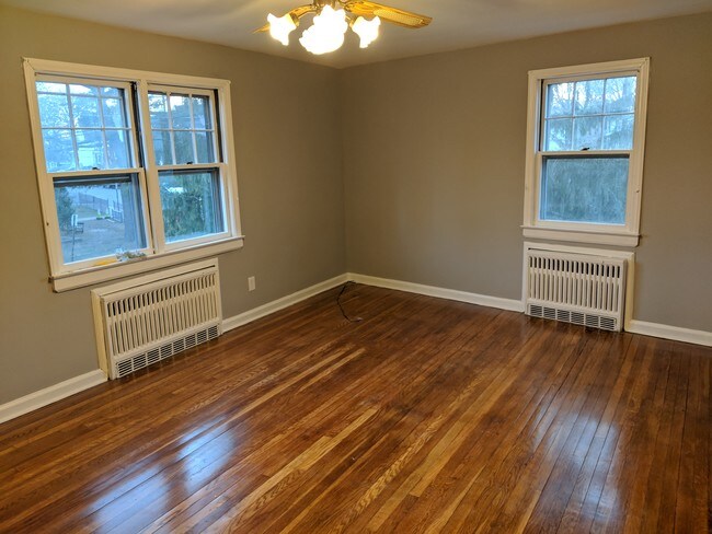 Living - 253 Hoym St