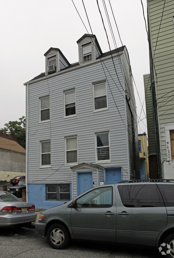 Building Photo - 20 Elm St