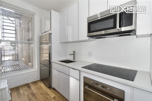 Building Photo - 326 Eldert St