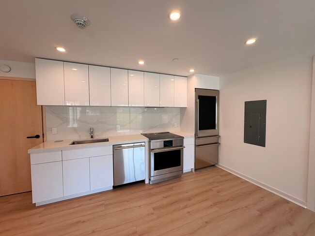 Building Photo - The Loren at King Street