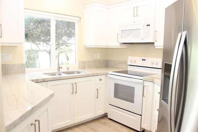 Foto del edificio - Upgraded 2 Bed/2 Bath Condo in UTC, 1st Fl...