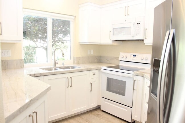Building Photo - Upgraded 2 Bed/2 Bath Condo in UTC, 1st Fl...
