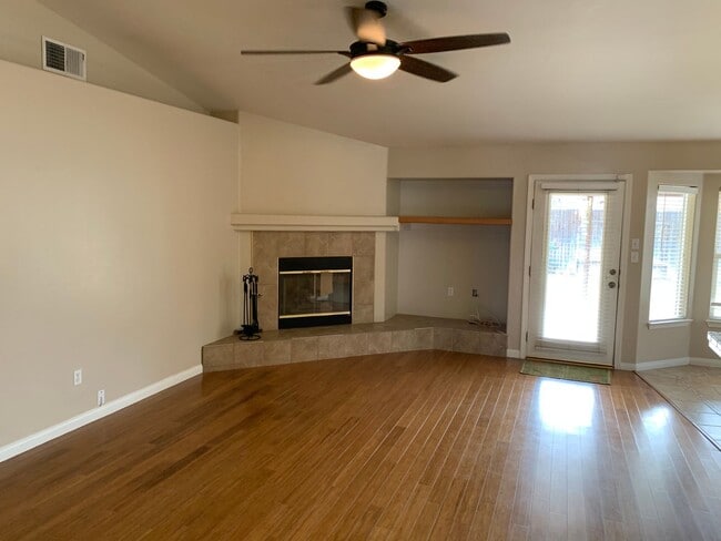 Building Photo - Large 4 bedroom in Nice Rosedale area