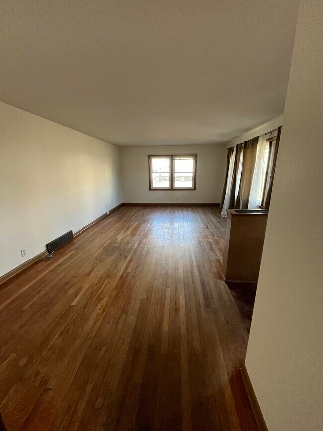 Building Photo - 6001 Queens Way