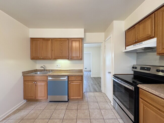 Building Photo - Welcome to our beautiful 3 Bedroom, 3.5 Bathroom Townhome located in the heart of Fairfax.