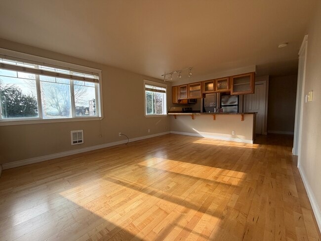 Building Photo - 2200 Thorndyke Ave W