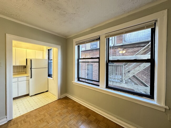 Foto del edificio - 714 W Belmont Ave
