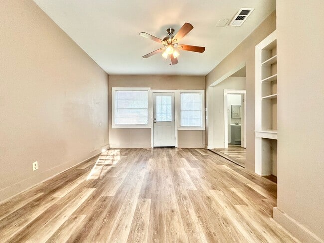 Foto del edificio - 2613 N Elm St