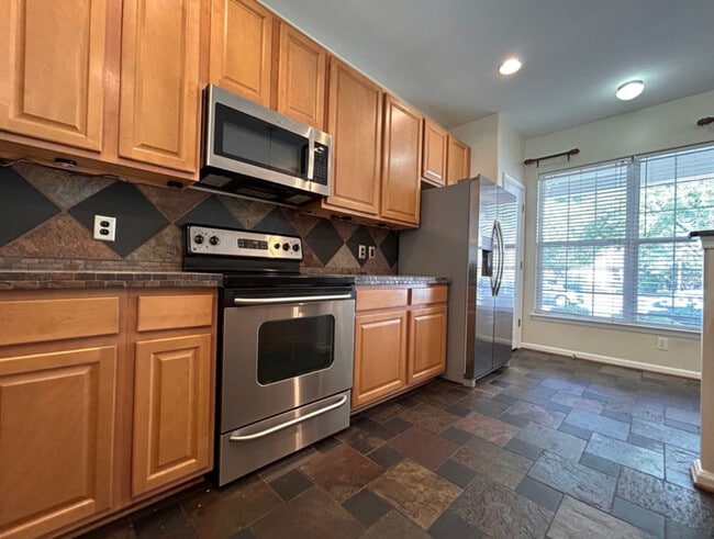 Building Photo - 927 Hunley Dr
