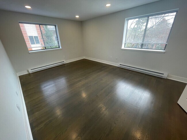 Building Photo - Modern 1-bed ~ 1 1/2 Bath * Pool & Fitness...