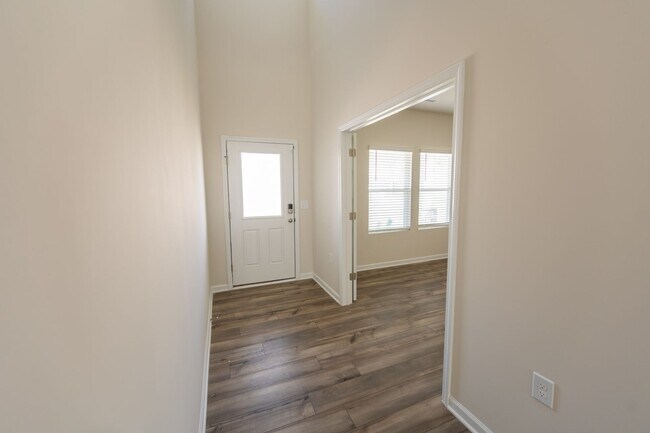 Foto del edificio - Prime Location! 2700sqft, 4 bed / 2.5 bath...
