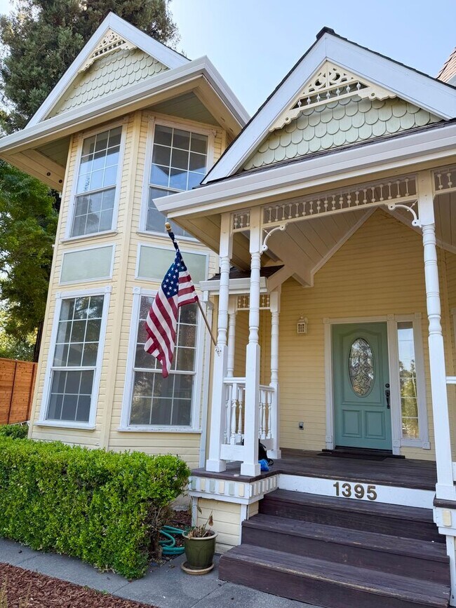 Building Photo - Pet Friendly! Walk to Downtown