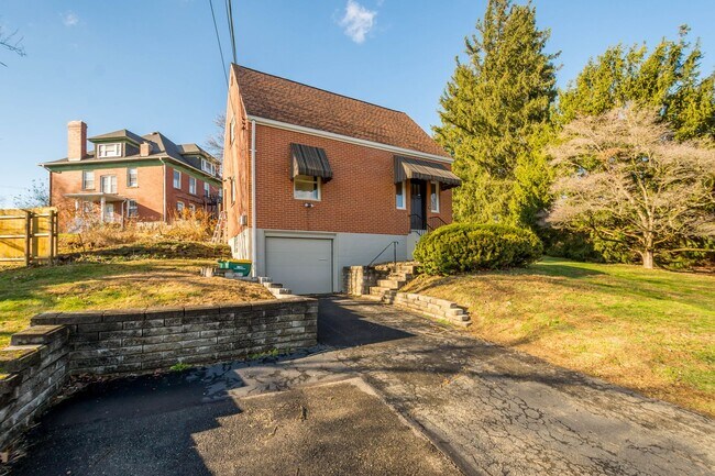 Foto del edificio - COMING SOON! Check out this beautifully RENOVATED 3 bedroom in CHURCHILL!