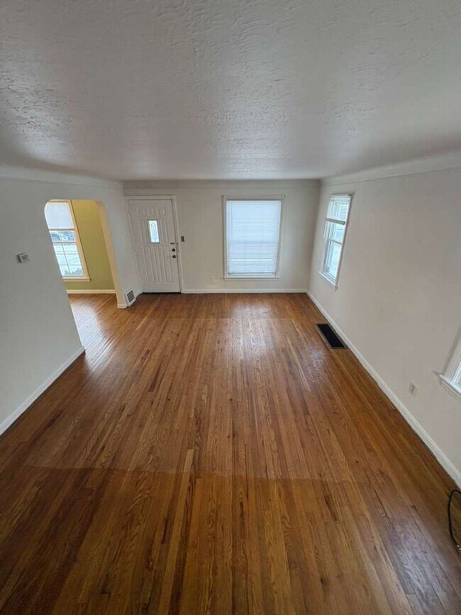 Building Photo - Charming & Updated 3-Bed Home on Quiet Street!