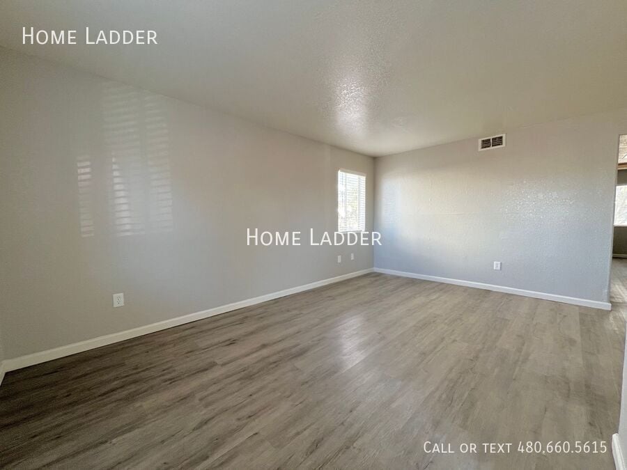 Foto principal - 4961 S Park Ave