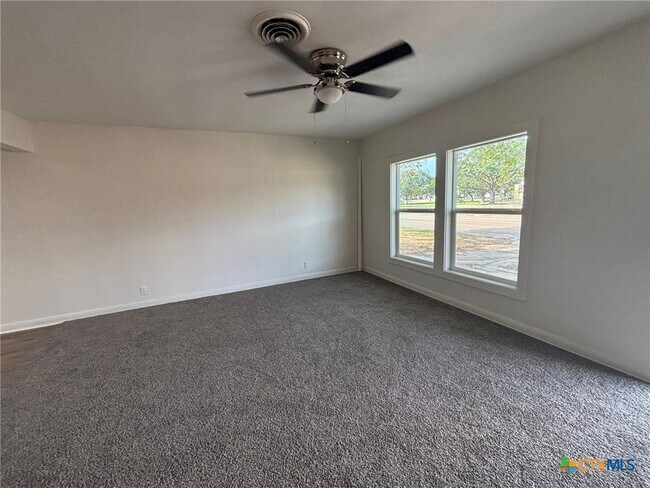 Foto del edificio - 2111 E Red River St