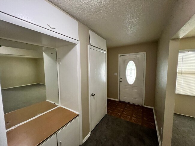 Building Photo - 7601 Ruskin Way