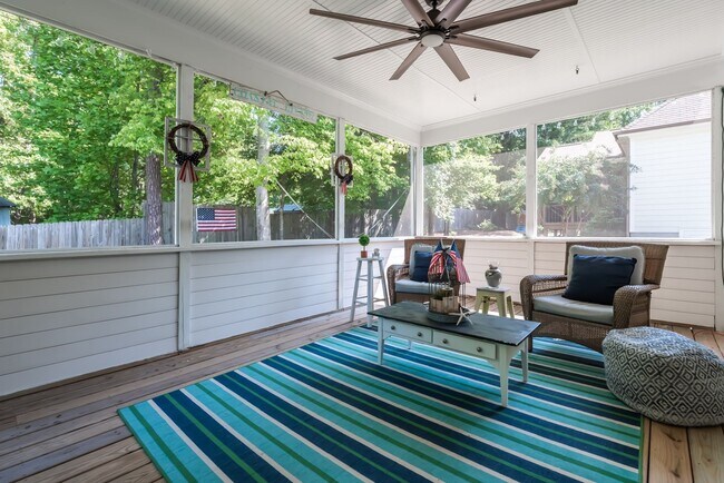 Building Photo - Stylish and Spacious 5 Bedroom, 2.5 Bathro...
