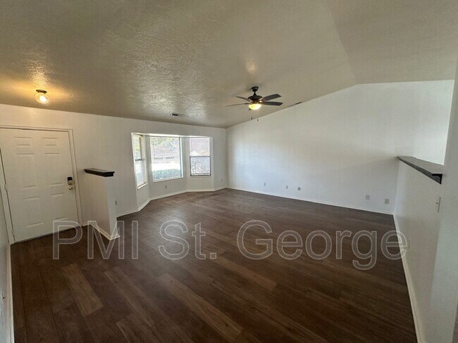 Foto del edificio - 3059 Bayberry Cir