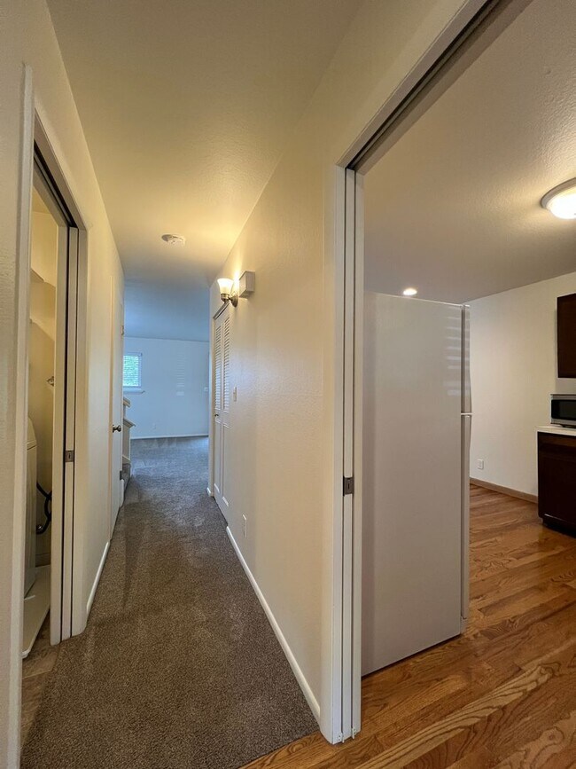 Foto del edificio - Immaculate 3-bed, 2.5-bath Townhome in Bou...