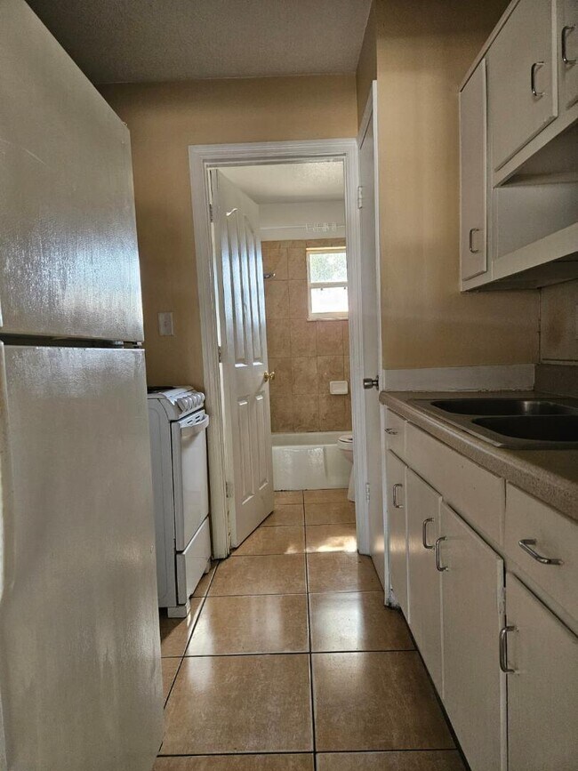 Foto del edificio - 1000 E Magnolia Ave