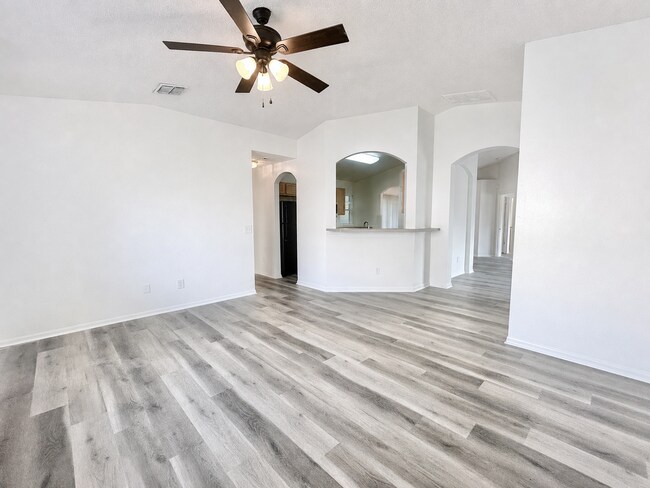 Foto del edificio - Affordable comfort with space where it counts - 3Bedrooms / 2Baths home in Deltona!