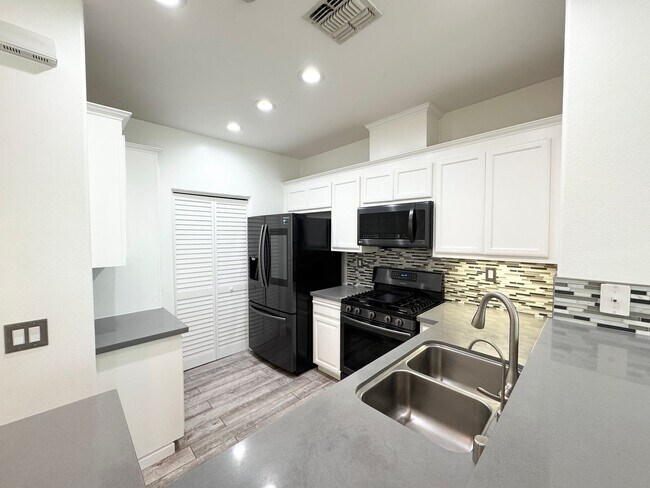 Foto del edificio - Perfect Shape Dublin Ranch Condo with quic...