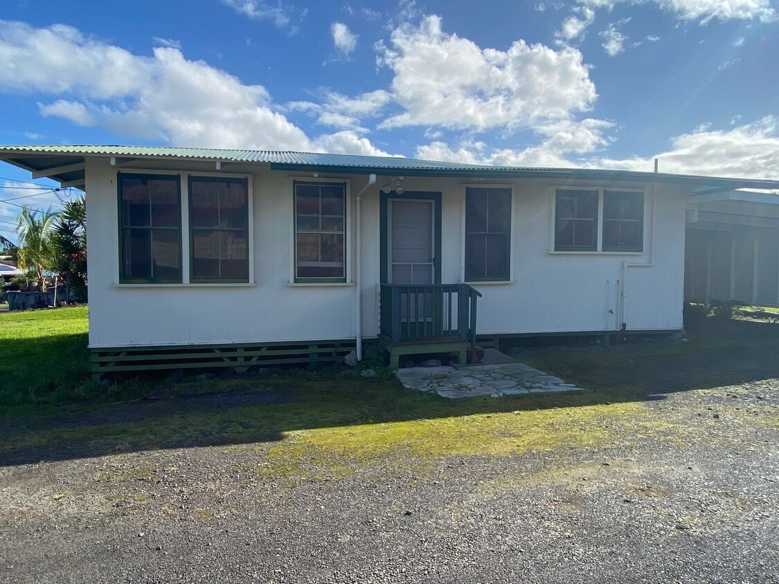 Foto principal - Classic 2-Bedroom Home in Hilo – Convenien...