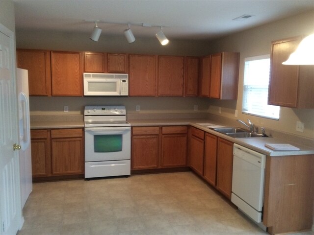 Building Photo - 10920 Thousand Oaks Drive