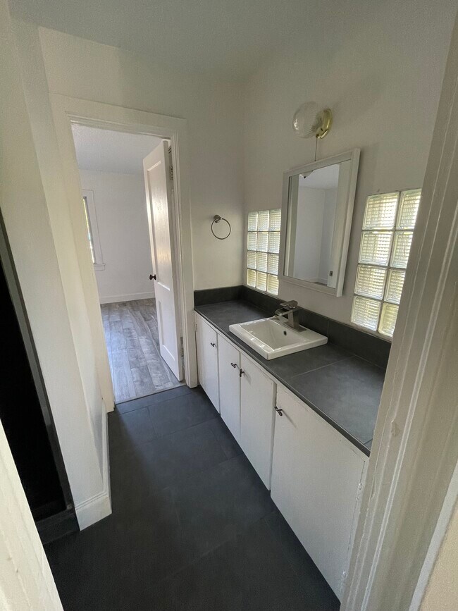 Baño principal - 809 Division St