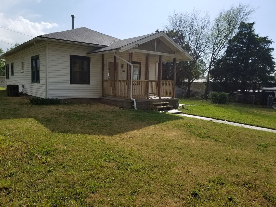 Primary Photo - 105 E Grandview Dr