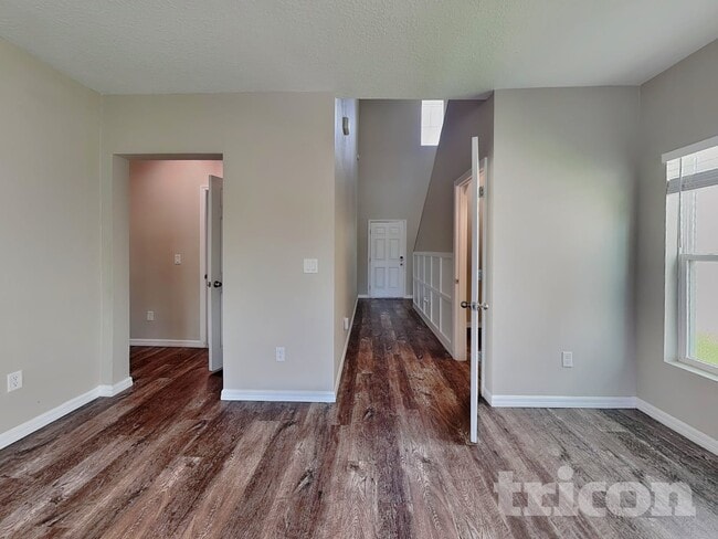 Building Photo - 12930 Oak Hill Way