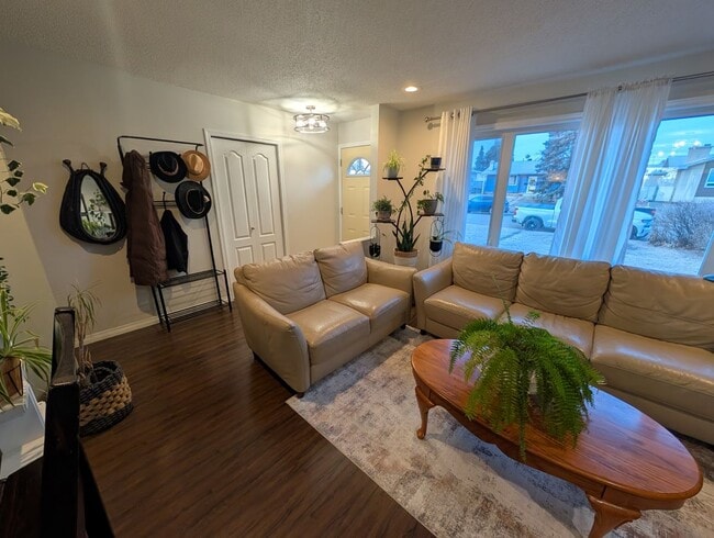 Building Photo - 19 Linden St S