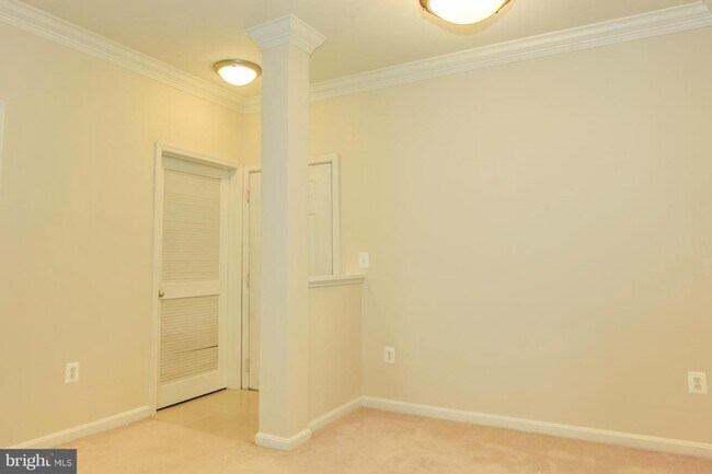 Building Photo - 4862 Eisenhower Ave