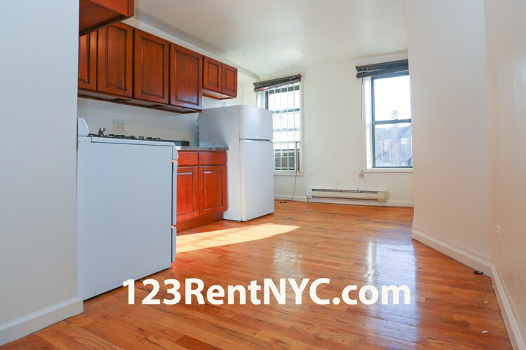 Primary Photo - 526 E 6th St