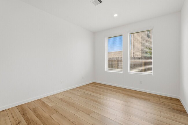 Foto del edificio - 6407 Amberwood Dr