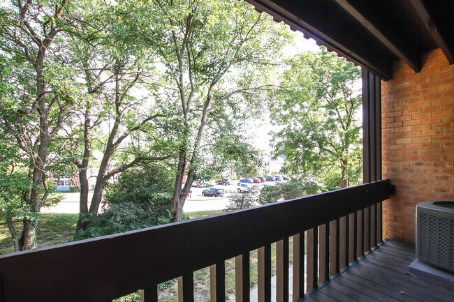 Foto del edificio - 6148 Knoll Wood Rd