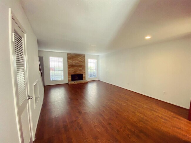 Building Photo - 9901 Sharpcrest St