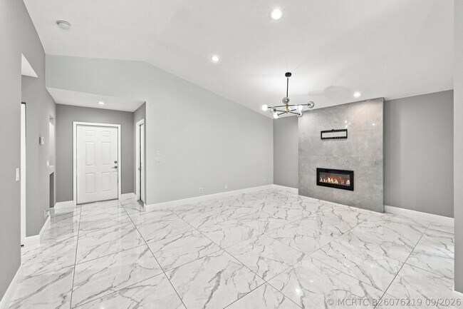 Building Photo - 372 W Riverbend Dr