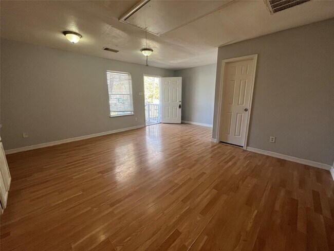 Foto del edificio - 5142 Higgins St