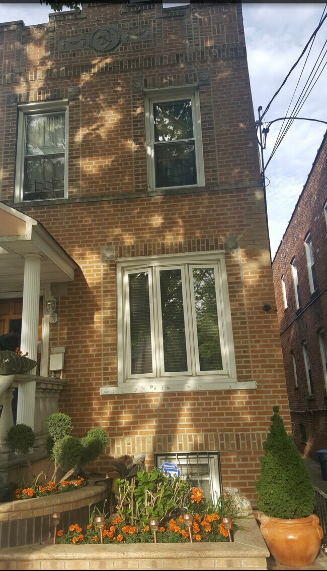 Building Photo - 1563 E 56th St
