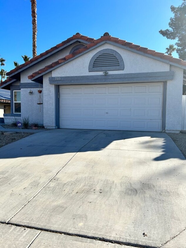 Foto principal - CHARMING 1 STORY - 2 BEDROOM HOME CLOSE TO...