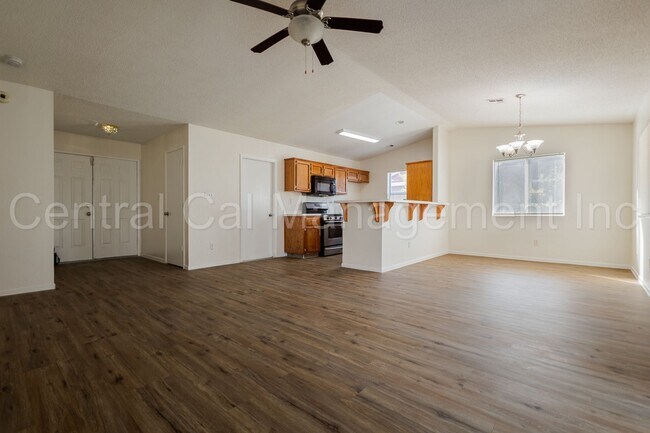 Building Photo - 3 Bedroom, 2 Bath Home - $2100 per month!