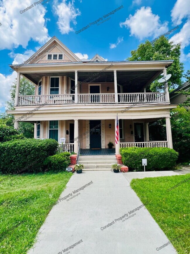 Building Photo - 885 College St