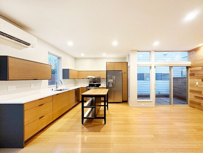 Building Photo - 3bd/2ba Seattle Townhome