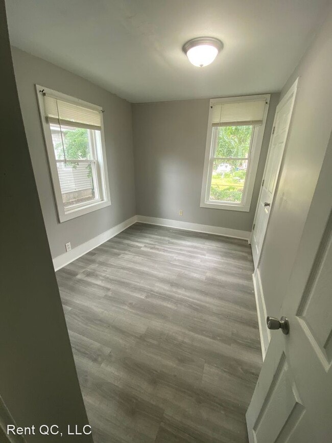 Building Photo - 5 br, 1.5 bath House - 207 E Locust Street