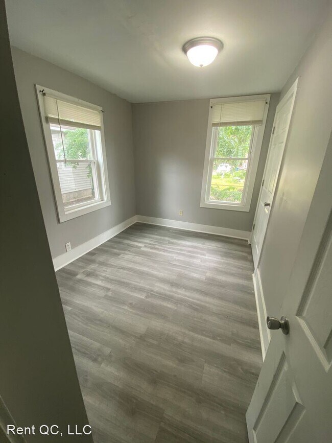 Foto del edificio - 5 br, 1.5 bath House - 207 E Locust Street