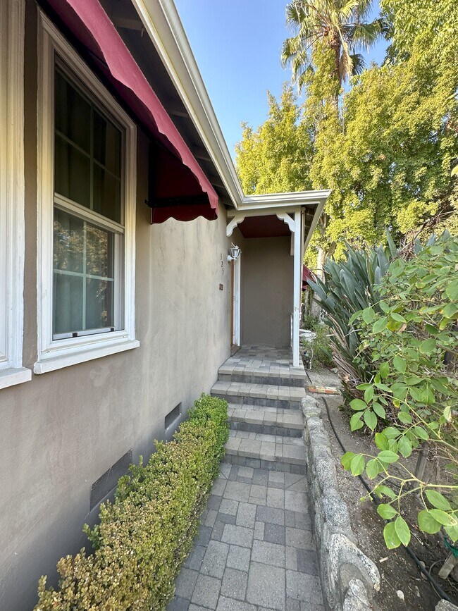 Front Porch - 325 Valle Vista Ave