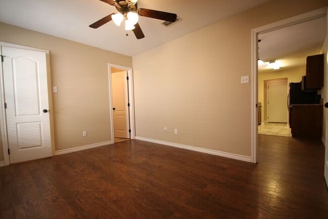 Building Photo - ~INVITING 3/2.5 Townhome Includes Granite in Kitchen & All Kitchen Appliances***Landscaping Inclu...